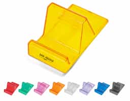 Suporte para celular confeccionado em acrílico resistente, com design simples e funcional que garante estabilidade ao aparelho. Ideal para apoiar o celular em mesas ou bancadas, facilitando a visualização de conteúdos e chamadas.