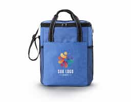 Bolsa térmica confeccionada em poliéster, com capacidade de 16 litros, desenvolvida para o transporte prático e organizado de alimentos e bebidas. Possui bolso frontal e bolsos laterais em nylon que facilitam o armazenamento de itens de acesso rápido. Acompanha placa interna removível com divisórias e sistema de fixação em velcro, permitindo melhor aproveitamento do espaço e organização interna. Seu design funcional e versátil torna o produto adequado para diversas ocasiões do dia a dia, como trabalho, passeios ou viagens.