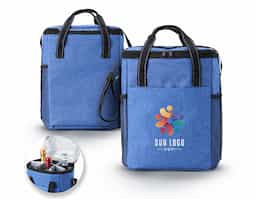 Bolsa térmica confeccionada em poliéster, com capacidade de 16 litros, desenvolvida para o transporte prático e organizado de alimentos e bebidas. Possui bolso frontal e bolsos laterais em nylon que facilitam o armazenamento de itens de acesso rápido. Acompanha placa interna removível com divisórias e sistema de fixação em velcro, permitindo melhor aproveitamento do espaço e organização interna. Seu design funcional e versátil torna o produto adequado para diversas ocasiões do dia a dia, como trabalho, passeios ou viagens.