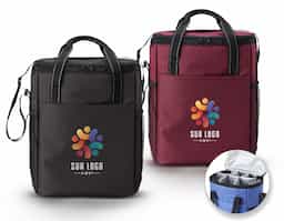 Bolsa térmica confeccionada em poliéster, com capacidade de 16 litros, desenvolvida para o transporte prático e organizado de alimentos e bebidas. Possui bolso frontal e bolsos laterais em nylon que facilitam o armazenamento de itens de acesso rápido. Acompanha placa interna removível com divisórias e sistema de fixação em velcro, permitindo melhor aproveitamento do espaço e organização interna. Seu design funcional e versátil torna o produto adequado para diversas ocasiões do dia a dia, como trabalho, passeios ou viagens.