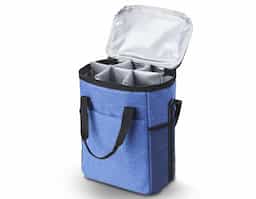 Bolsa térmica confeccionada em poliéster, com capacidade de 16 litros, desenvolvida para o transporte prático e organizado de alimentos e bebidas. Possui bolso frontal e bolsos laterais em nylon que facilitam o armazenamento de itens de acesso rápido. Acompanha placa interna removível com divisórias e sistema de fixação em velcro, permitindo melhor aproveitamento do espaço e organização interna. Seu design funcional e versátil torna o produto adequado para diversas ocasiões do dia a dia, como trabalho, passeios ou viagens.