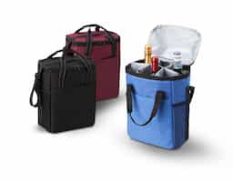 Bolsa térmica confeccionada em poliéster, com capacidade de 16 litros, desenvolvida para o transporte prático e organizado de alimentos e bebidas. Possui bolso frontal e bolsos laterais em nylon que facilitam o armazenamento de itens de acesso rápido. Acompanha placa interna removível com divisórias e sistema de fixação em velcro, permitindo melhor aproveitamento do espaço e organização interna. Seu design funcional e versátil torna o produto adequado para diversas ocasiões do dia a dia, como trabalho, passeios ou viagens.