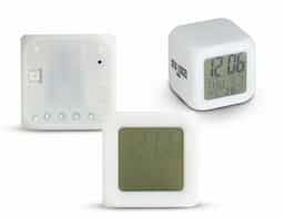 Relógio digital em material plástico com visor LCD que exibe horas, dias da semana, data e temperatura ambiente. Conta com alarme com 9 toques diferentes e função soneca. O LED colorido é ativado por botão e alterna luzes suaves por até 15 segundos, proporcionando um ambiente relaxante. Alimentado por 3 pilhas AAA.
OBS: PILHAS NÃO INCLUSAS