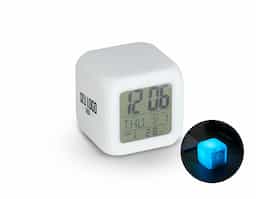 Relógio digital em material plástico com visor LCD que exibe horas, dias da semana, data e temperatura ambiente. Conta com alarme com 9 toques diferentes e função soneca. O LED colorido é ativado por botão e alterna luzes suaves por até 15 segundos, proporcionando um ambiente relaxante. Alimentado por 3 pilhas AAA.
OBS: PILHAS NÃO INCLUSAS