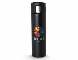 Garrafa Térmica 450 ml em inox com sistema de trava. Contém acabamento fosco e revestimento interno em inox, possui tampa plástica fosca com borracha interna para vedação, evitando o vazamento de líquido, botão central para abertura e trava lateral (basta seguir a orientação dos desenhos de cadeados, simulando o travamento/destravamento da tampa).