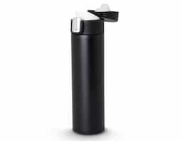 Garrafa Térmica 450 ml em inox com sistema de trava. Contém acabamento fosco e revestimento interno em inox, possui tampa plástica fosca com borracha interna para vedação, evitando o vazamento de líquido, botão central para abertura e trava lateral (basta seguir a orientação dos desenhos de cadeados, simulando o travamento/destravamento da tampa).