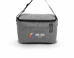 Bolsa térmica confeccionada em nylon, com capacidade de 10 litros, ideal para quem busca praticidade e organização no uso diário. Possui bolso frontal funcional, que facilita o acesso a itens de apoio e otimiza o aproveitamento do espaço. A alça ajustável permite adaptar o transporte conforme a necessidade, oferecendo mais conforto em deslocamentos curtos ou prolongados. Seu design simples e eficiente favorece o uso recorrente, tornando-se um brinde corporativo versátil, associado à utilidade real e à presença constante no dia a dia do usuário.