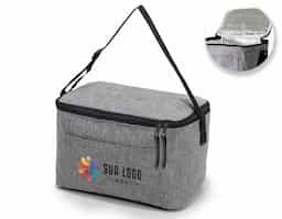 Bolsa térmica confeccionada em nylon, com capacidade de 10 litros, ideal para quem busca praticidade e organização no uso diário. Possui bolso frontal funcional, que facilita o acesso a itens de apoio e otimiza o aproveitamento do espaço. A alça ajustável permite adaptar o transporte conforme a necessidade, oferecendo mais conforto em deslocamentos curtos ou prolongados. Seu design simples e eficiente favorece o uso recorrente, tornando-se um brinde corporativo versátil, associado à utilidade real e à presença constante no dia a dia do usuário.