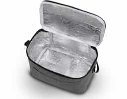 Bolsa térmica confeccionada em nylon, com capacidade de 10 litros, ideal para quem busca praticidade e organização no uso diário. Possui bolso frontal funcional, que facilita o acesso a itens de apoio e otimiza o aproveitamento do espaço. A alça ajustável permite adaptar o transporte conforme a necessidade, oferecendo mais conforto em deslocamentos curtos ou prolongados. Seu design simples e eficiente favorece o uso recorrente, tornando-se um brinde corporativo versátil, associado à utilidade real e à presença constante no dia a dia do usuário.