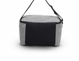 Bolsa térmica confeccionada em nylon, com capacidade de 10 litros, ideal para quem busca praticidade e organização no uso diário. Possui bolso frontal funcional, que facilita o acesso a itens de apoio e otimiza o aproveitamento do espaço. A alça ajustável permite adaptar o transporte conforme a necessidade, oferecendo mais conforto em deslocamentos curtos ou prolongados. Seu design simples e eficiente favorece o uso recorrente, tornando-se um brinde corporativo versátil, associado à utilidade real e à presença constante no dia a dia do usuário.