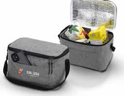 Bolsa térmica confeccionada em nylon, com capacidade de 10 litros, ideal para quem busca praticidade e organização no uso diário. Possui bolso frontal funcional, que facilita o acesso a itens de apoio e otimiza o aproveitamento do espaço. A alça ajustável permite adaptar o transporte conforme a necessidade, oferecendo mais conforto em deslocamentos curtos ou prolongados. Seu design simples e eficiente favorece o uso recorrente, tornando-se um brinde corporativo versátil, associado à utilidade real e à presença constante no dia a dia do usuário.