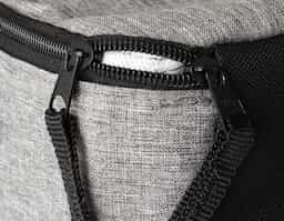 Bolsa térmica confeccionada em nylon, com capacidade de 10 litros, ideal para quem busca praticidade e organização no uso diário. Possui bolso frontal funcional, que facilita o acesso a itens de apoio e otimiza o aproveitamento do espaço. A alça ajustável permite adaptar o transporte conforme a necessidade, oferecendo mais conforto em deslocamentos curtos ou prolongados. Seu design simples e eficiente favorece o uso recorrente, tornando-se um brinde corporativo versátil, associado à utilidade real e à presença constante no dia a dia do usuário.