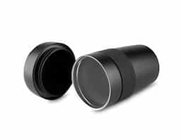 Máscara para olhos em nylon, revestimento espumado e fita elástica. Confortável e leve, ideal para viagens ou momentos de relaxamento.