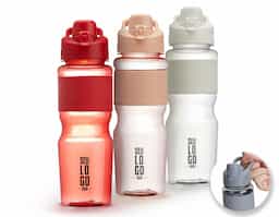Squeeze plástico 730ml com luva emborrachada e alça para transporte. Inclui tampa de proteção com trava para o bocal, garantindo praticidade e segurança em qualquer aventura.
