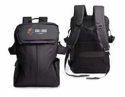 Mochila de 30 Litros confeccionada em couro sintético resistente à água. Contém três compartimentos, sendo um deles exclusivo para acomodar capacete de bicicleta e outro para notebook de 15,6" com revestimento aveludado. A mochila possui faixa e detalhes refletivos, bolsos externos nas laterais, bolso interno de plástico exclusivo para itens molhados, bolso interno de tela, alça para engate em mala de viagem, alça regulável revestida com espuma, parte traseira também revestida com espuma para maior conforto e fivelas para melhor expansão e segurança da mochila.
