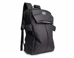 Mochila de 30 Litros confeccionada em couro sintético resistente à água. Contém três compartimentos, sendo um deles exclusivo para acomodar capacete de bicicleta e outro para notebook de 15,6" com revestimento aveludado. A mochila possui faixa e detalhes refletivos, bolsos externos nas laterais, bolso interno de plástico exclusivo para itens molhados, bolso interno de tela, alça para engate em mala de viagem, alça regulável revestida com espuma, parte traseira também revestida com espuma para maior conforto e fivelas para melhor expansão e segurança da mochila.