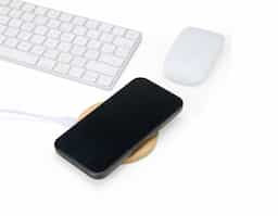 Carregador via indução formato disco com indicador de funcionamento em led, feito em Bambu. Compatível com smartphones com tecnologia por indução. Acompanha cabo USB. OBS.: O CARREGADOR APENAS TRANSFERE CARGA, ELE NÃO POSSUI BATERIA PARA ARMAZENAMENTO (NÃO É UM POWER BANK).