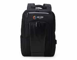 Mochila confeccionada em Nylon 23 litros com detalhes em couro sintético. Contém 5 compartimentos, sendo um bolso com faixa refletiva, divisórias internas para acessórios, bolso para tablet e notebook 15.6, bolso antifurto nas costas, bolso externo na lateral com elástico, suporte externo USB, alça para encaixe em malas de viagem, alças da mochila possuem bolsos integrados para suporte de óculos e cartões.