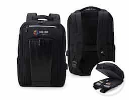 Mochila confeccionada em Nylon 23 litros com detalhes em couro sintético. Contém 5 compartimentos, sendo um bolso com faixa refletiva, divisórias internas para acessórios, bolso para tablet e notebook 15.6, bolso antifurto nas costas, bolso externo na lateral com elástico, suporte externo USB, alça para encaixe em malas de viagem, alças da mochila possuem bolsos integrados para suporte de óculos e cartões.