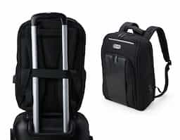 Mochila confeccionada em Nylon 23 litros com detalhes em couro sintético. Contém 5 compartimentos, sendo um bolso com faixa refletiva, divisórias internas para acessórios, bolso para tablet e notebook 15.6, bolso antifurto nas costas, bolso externo na lateral com elástico, suporte externo USB, alça para encaixe em malas de viagem, alças da mochila possuem bolsos integrados para suporte de óculos e cartões.