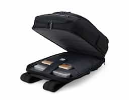 Mochila confeccionada em Nylon 23 litros com detalhes em couro sintético. Contém 5 compartimentos, sendo um bolso com faixa refletiva, divisórias internas para acessórios, bolso para tablet e notebook 15.6, bolso antifurto nas costas, bolso externo na lateral com elástico, suporte externo USB, alça para encaixe em malas de viagem, alças da mochila possuem bolsos integrados para suporte de óculos e cartões.