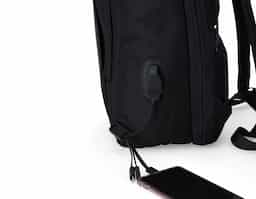 Mochila confeccionada em Nylon 23 litros com detalhes em couro sintético. Contém 5 compartimentos, sendo um bolso com faixa refletiva, divisórias internas para acessórios, bolso para tablet e notebook 15.6, bolso antifurto nas costas, bolso externo na lateral com elástico, suporte externo USB, alça para encaixe em malas de viagem, alças da mochila possuem bolsos integrados para suporte de óculos e cartões.