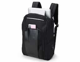 Mochila confeccionada em Nylon 23 litros com detalhes em couro sintético. Contém 5 compartimentos, sendo um bolso com faixa refletiva, divisórias internas para acessórios, bolso para tablet e notebook 15.6, bolso antifurto nas costas, bolso externo na lateral com elástico, suporte externo USB, alça para encaixe em malas de viagem, alças da mochila possuem bolsos integrados para suporte de óculos e cartões.