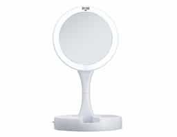 Espelho Dobrável com LED Recarregável e dupla face, material plástico. O espelho possui uma das faces ampliada 10x e do outro lado, espelho convencional 1x, iluminação LED dos dois lados, três compartimentos na base para armazenamento de acessórios, espelho giratório e regulável, botão liga/desliga e botão para acionar a iluminação, com funcionamento à base de 4 pilhas AA (não acompanha) ou via cabo USB.