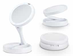 Espelho Dobrável com LED Recarregável e dupla face, material plástico. O espelho possui uma das faces ampliada 10x e do outro lado, espelho convencional 1x, iluminação LED dos dois lados, três compartimentos na base para armazenamento de acessórios, espelho giratório e regulável, botão liga/desliga e botão para acionar a iluminação, com funcionamento à base de 4 pilhas AA (não acompanha) ou via cabo USB.
