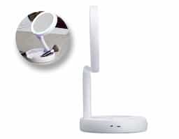 Espelho Dobrável com LED Recarregável e dupla face, material plástico. O espelho possui uma das faces ampliada 10x e do outro lado, espelho convencional 1x, iluminação LED dos dois lados, três compartimentos na base para armazenamento de acessórios, espelho giratório e regulável, botão liga/desliga e botão para acionar a iluminação, com funcionamento à base de 4 pilhas AA (não acompanha) ou via cabo USB.