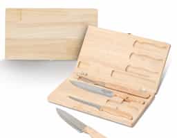 Kit churrasco em estojo de madeira, composto por três facas e um garfo. As facas são fabricadas em aço inoxidável de alta qualidade, garantindo durabilidade e precisão no corte de carnes. O garfo possui pontas afiadas para manuseio seguro dos alimentos durante o churrasco. O estojo de madeira oferece proteção e organização às peças, facilitando seu armazenamento e transporte. Ideal para entusiastas da culinária ao ar livre.
