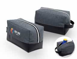 Nécessaire confeccionada em nylon resistente, com detalhes em couro sintético que agregam um toque sofisticado ao design. Sua parte interna conta com forro em poliéster, proporcionando melhor acabamento, organização e maior durabilidade no uso diário. Leve e funcional, é ideal para armazenar cosméticos, acessórios ou itens de higiene com praticidade. Uma excelente opção de brinde corporativo, que alia utilidade, bom acabamento e valorização da marca.