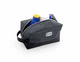 Nécessaire confeccionada em nylon resistente, com detalhes em couro sintético que agregam um toque sofisticado ao design. Sua parte interna conta com forro em poliéster, proporcionando melhor acabamento, organização e maior durabilidade no uso diário. Leve e funcional, é ideal para armazenar cosméticos, acessórios ou itens de higiene com praticidade. Uma excelente opção de brinde corporativo, que alia utilidade, bom acabamento e valorização da marca.