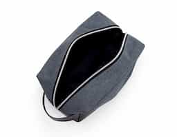 Nécessaire confeccionada em nylon resistente, com detalhes em couro sintético que agregam um toque sofisticado ao design. Sua parte interna conta com forro em poliéster, proporcionando melhor acabamento, organização e maior durabilidade no uso diário. Leve e funcional, é ideal para armazenar cosméticos, acessórios ou itens de higiene com praticidade. Uma excelente opção de brinde corporativo, que alia utilidade, bom acabamento e valorização da marca.