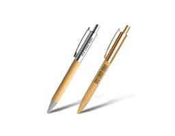 Caneta metálica com elegante detalhe em bambu, oferece uma experiência de escrita suave e confortável. Equipada com carga esferográfica azul de 1.0mm para traços nítidos e precisos. Seu mecanismo de acionamento por clique proporciona praticidade no uso diário. Combinando estilo e funcionalidade, é a escolha ideal para quem busca uma escrita refinada e eco-friendly.