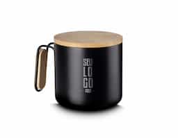 Esta caneca térmica em aço inox apresenta uma construção de parede dupla isolada a vácuo, garantindo a manutenção da temperatura de bebidas por mais tempo. Com uma tampa de bambu e anel de silicone para vedação, oferece vedação hermética para evitar vazamentos. Sua alça lateral, adornada com detalhes em bambu, proporciona conforto ao segurar. Com capacidade para 380ml, é ideal para desfrutar de bebidas quentes ou frias em qualquer lugar.