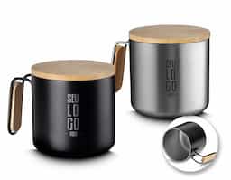 Esta caneca térmica em aço inox apresenta uma construção de parede dupla isolada a vácuo, garantindo a manutenção da temperatura de bebidas por mais tempo. Com uma tampa de bambu e anel de silicone para vedação, oferece vedação hermética para evitar vazamentos. Sua alça lateral, adornada com detalhes em bambu, proporciona conforto ao segurar. Com capacidade para 380ml, é ideal para desfrutar de bebidas quentes ou frias em qualquer lugar.