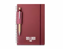 Este caderno de anotações possui dimensões de 21x15cm, ideal para uso diário e transporte conveniente. Sua capa é feita de papel 100% reciclado, refletindo um compromisso com a sustentabilidade. Equipado com um elástico para manter o conteúdo seguro, oferece praticidade e organização. Completamente versátil, é perfeito para anotações, desenhos ou esboços, tornando-se um companheiro essencial para qualquer pessoa criativa ou organizada. *Não acompanha caneta.*