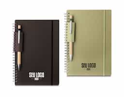 Este caderno de anotações possui dimensões de 21x15cm, ideal para uso diário e transporte conveniente. Sua capa é feita de papel 100% reciclado, refletindo um compromisso com a sustentabilidade. Equipado com um elástico para manter o conteúdo seguro, oferece praticidade e organização. Completamente versátil, é perfeito para anotações, desenhos ou esboços, tornando-se um companheiro essencial para qualquer pessoa criativa ou organizada. *Não acompanha caneta.*