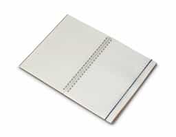 Este caderno de anotações possui dimensões de 21x15cm, ideal para uso diário e transporte conveniente. Sua capa é feita de papel 100% reciclado, refletindo um compromisso com a sustentabilidade. Equipado com um elástico para manter o conteúdo seguro, oferece praticidade e organização. Completamente versátil, é perfeito para anotações, desenhos ou esboços, tornando-se um companheiro essencial para qualquer pessoa criativa ou organizada. *Não acompanha caneta.*