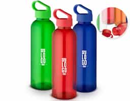 Esta garrafa RPET, feita de material reciclado, tem capacidade para até 550ml, sendo uma escolha consciente para reduzir o impacto ambiental. Sua tampa plástica possui uma alça integrada, proporcionando praticidade no transporte. Ideal para manter-se hidratado(a) durante atividades físicas, viagens ou no dia a dia, enquanto contribui para a preservação do meio ambient