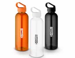 Esta garrafa RPET, feita de material reciclado, tem capacidade para até 550ml, sendo uma escolha consciente para reduzir o impacto ambiental. Sua tampa plástica possui uma alça integrada, proporcionando praticidade no transporte. Ideal para manter-se hidratado(a) durante atividades físicas, viagens ou no dia a dia, enquanto contribui para a preservação do meio ambient