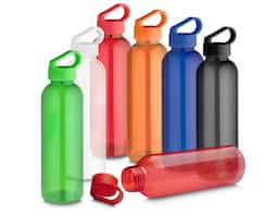 Esta garrafa RPET, feita de material reciclado, tem capacidade para até 550ml, sendo uma escolha consciente para reduzir o impacto ambiental. Sua tampa plástica possui uma alça integrada, proporcionando praticidade no transporte. Ideal para manter-se hidratado(a) durante atividades físicas, viagens ou no dia a dia, enquanto contribui para a preservação do meio ambient