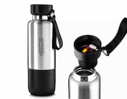 Garrafa térmica em aço inox com parede dupla isolada a vácuo, capacidade de 500ml e cordão tipo mosquetão. Tampa rosqueável, vedada por um anel de silicone. Possui copo adicional rosqueável na parte inferior da garrafa. Parte superior da tampa acompanha um cordão adicional de 68cm para substituição. Permitindo uso do compartimento para pequenos objetos.