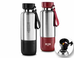 Garrafa térmica em aço inox com parede dupla isolada a vácuo, capacidade de 500ml e cordão tipo mosquetão. Tampa rosqueável, vedada por um anel de silicone. Possui copo adicional rosqueável na parte inferior da garrafa. Parte superior da tampa acompanha um cordão adicional de 68cm para substituição. Permitindo uso do compartimento para pequenos objetos.