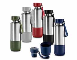 Garrafa térmica em aço inox com parede dupla isolada a vácuo, capacidade de 500ml e cordão tipo mosquetão. Tampa rosqueável, vedada por um anel de silicone. Possui copo adicional rosqueável na parte inferior da garrafa. Parte superior da tampa acompanha um cordão adicional de 68cm para substituição. Permitindo uso do compartimento para pequenos objetos.