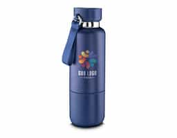 Garrafa térmica em aço inox com parede dupla isolada a vácuo com acabamento na parte externa em tinta pó. Capacidade de 500ml e cordão tipo mosquetão. Tampa rosqueável, vedada por um anel de silicone. Possui copo adicional rosqueável na parte inferior da garrafa. Parte superior da tampa acompanha um cordão adicional de 68cm para substituição. Permitindo uso do compartimento para pequenos objetos