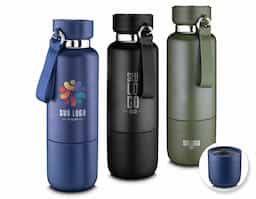 Garrafa térmica em aço inox com parede dupla isolada a vácuo com acabamento na parte externa em tinta pó. Capacidade de 500ml e cordão tipo mosquetão. Tampa rosqueável, vedada por um anel de silicone. Possui copo adicional rosqueável na parte inferior da garrafa. Parte superior da tampa acompanha um cordão adicional de 68cm para substituição. Permitindo uso do compartimento para pequenos objetos