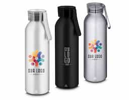 Garrafa em alumínio reciclado acabamento mate com capacidade 600ml. Tampa rosqueável em plástico e alça de transporte emborrachada.

