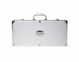 Kit churrasco 10 peças em maleta de alumínio com travas de segurança e placa central para personalização. Contém: espátula, pegador, escova para grelha, faca, pincel, garfo e quatro espetos, parte interna da maleta com revestimento em TNT e suportes de velcro para fixação das peças.